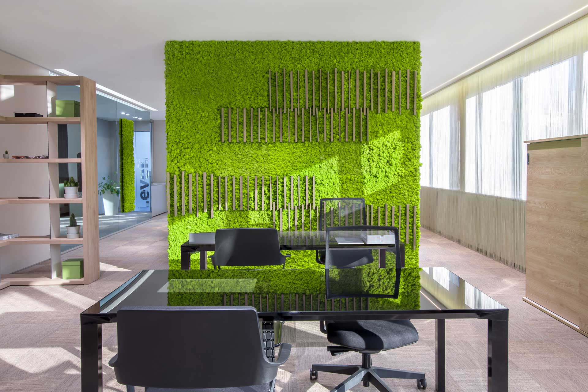 parete verde in ufficio e tecnologia smart office